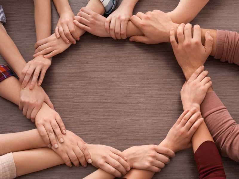 handen in een cirkel, elkaar vasthoudend